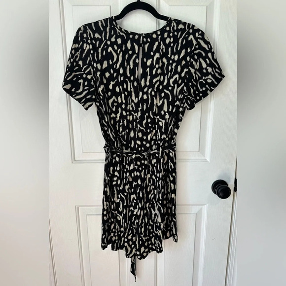 Rails Sophia Romper in Black Abstract Cheetah. Size Small. - Picture 4 of 10